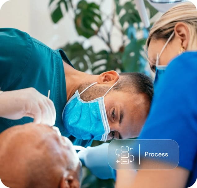 Dr Nemanja Popović tokom ugradnje All on 4 implanata u ordinaciji