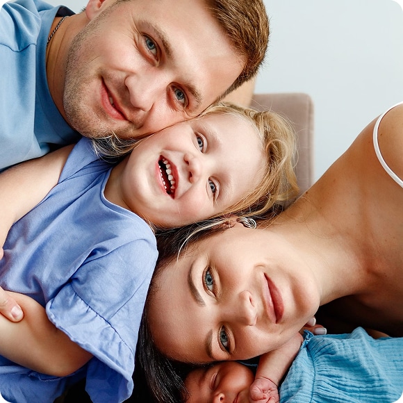 Nasmejana porodica sa decom i zdravim zubima