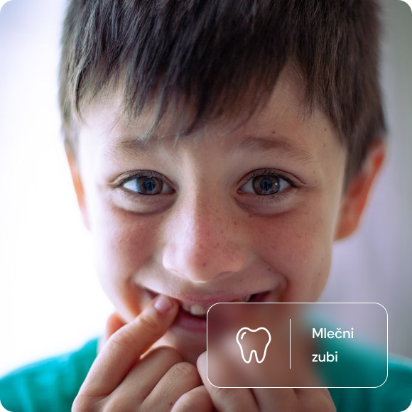 Slika decaka sa mlecnim zubima