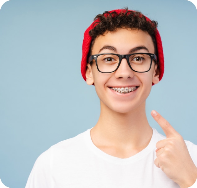 tinejdžer sa ortodontskim aparatom