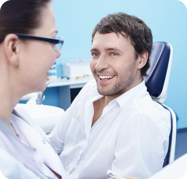 Zadovoljan pacijent na konsultaciji kod stomatologa u ordinaciji