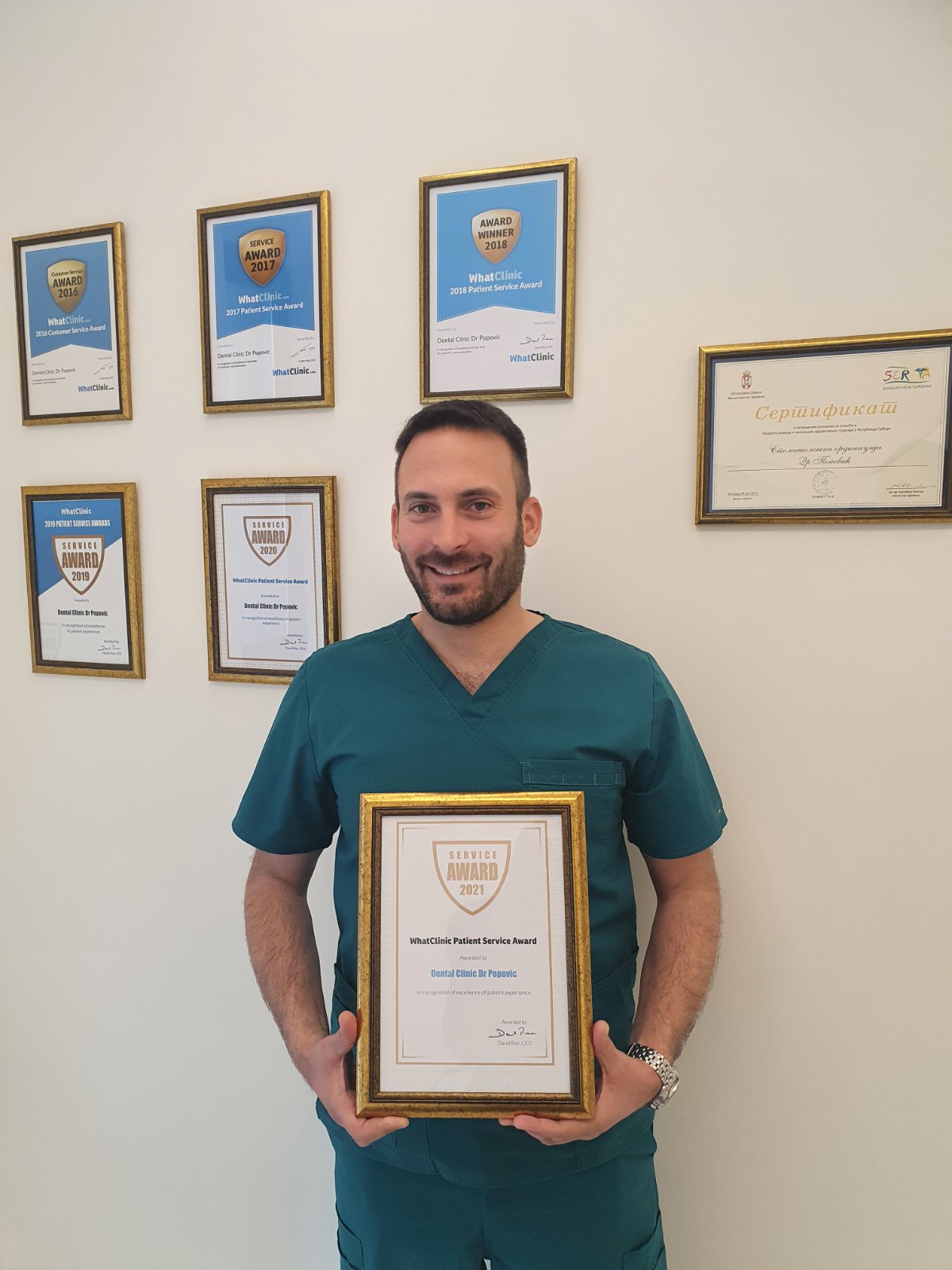 dr Nemanja Popovic sa sertifikatom WhatClinic za 2021