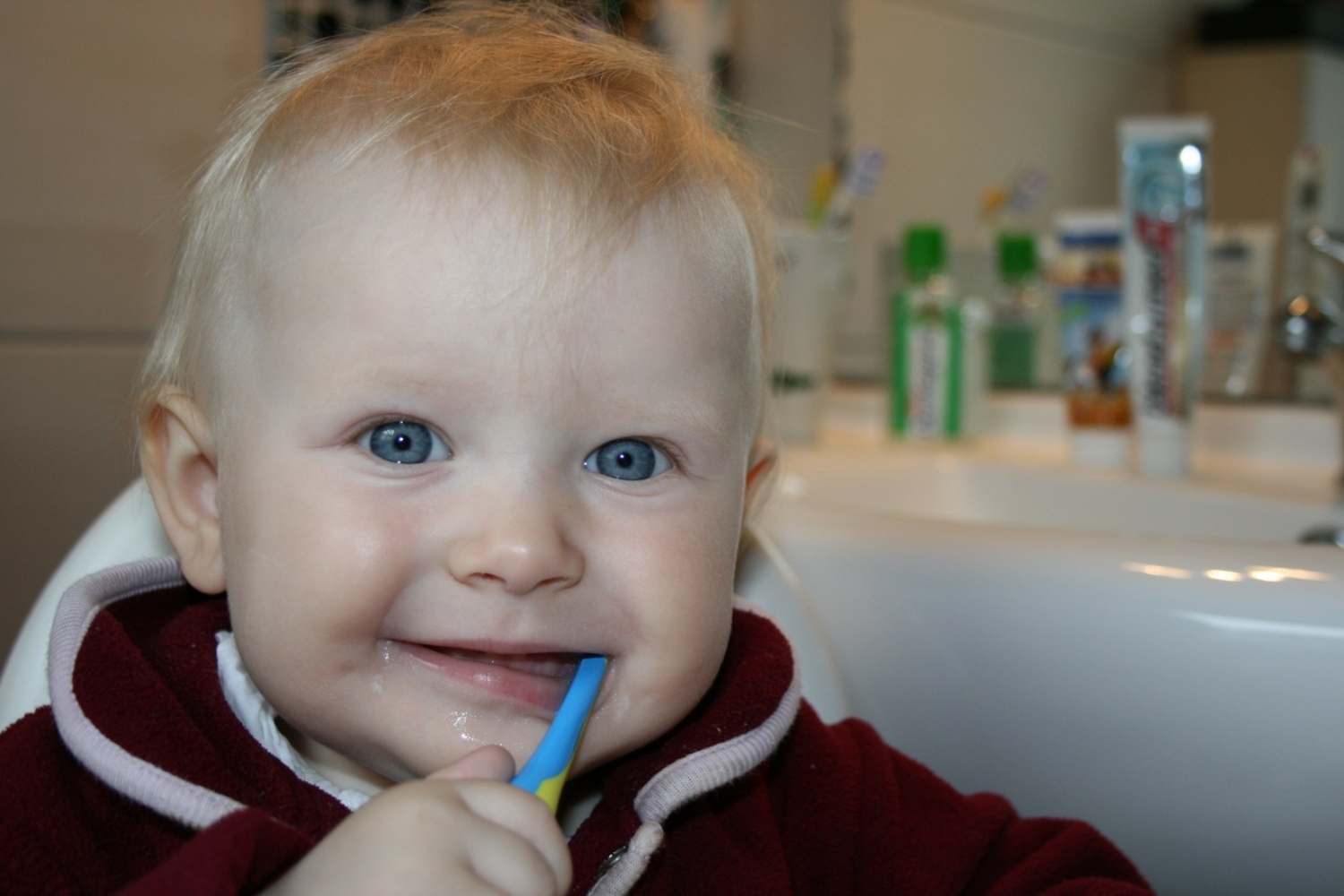 dvogodisnja beba sa četkicom za zube u ustima