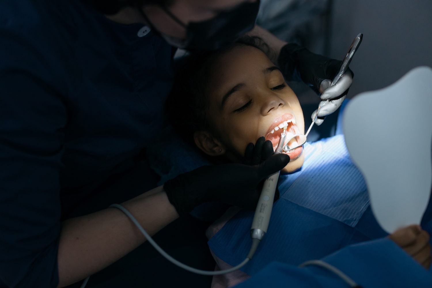 devojcica predskolskog uzrasta na pregledu kod stomatologa